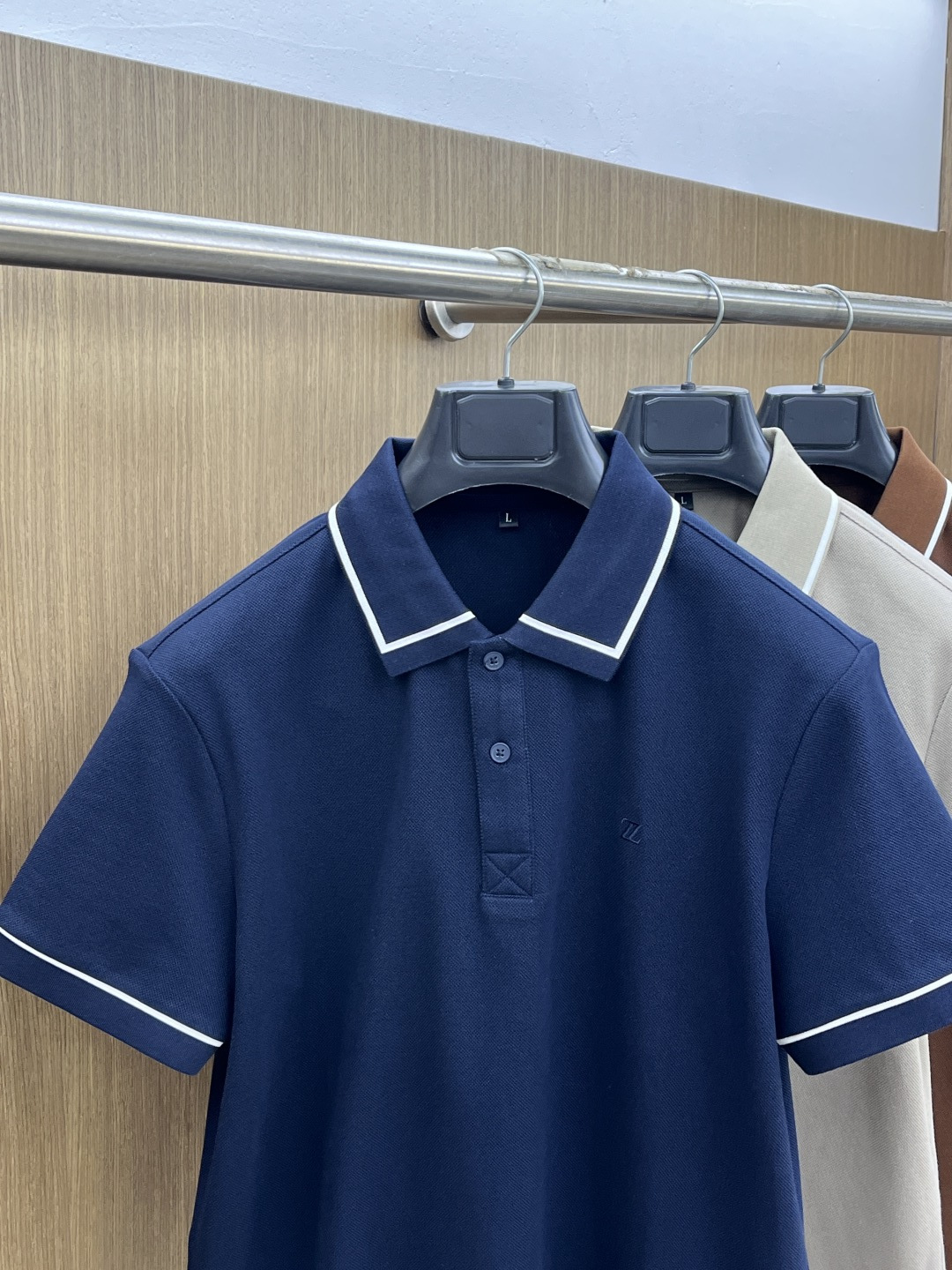 早春 ZZ 🔥🔥早春新款男士标识短袖Polo衫，延续经典商务休闲翻领POLO恤.该款Polo衫采用丝光双