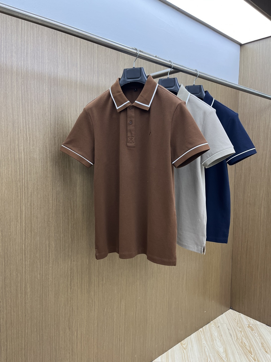 早春 ZZ 🔥🔥早春新款男士标识短袖Polo衫，延续经典商务休闲翻领POLO恤.该款Polo衫采用丝光双