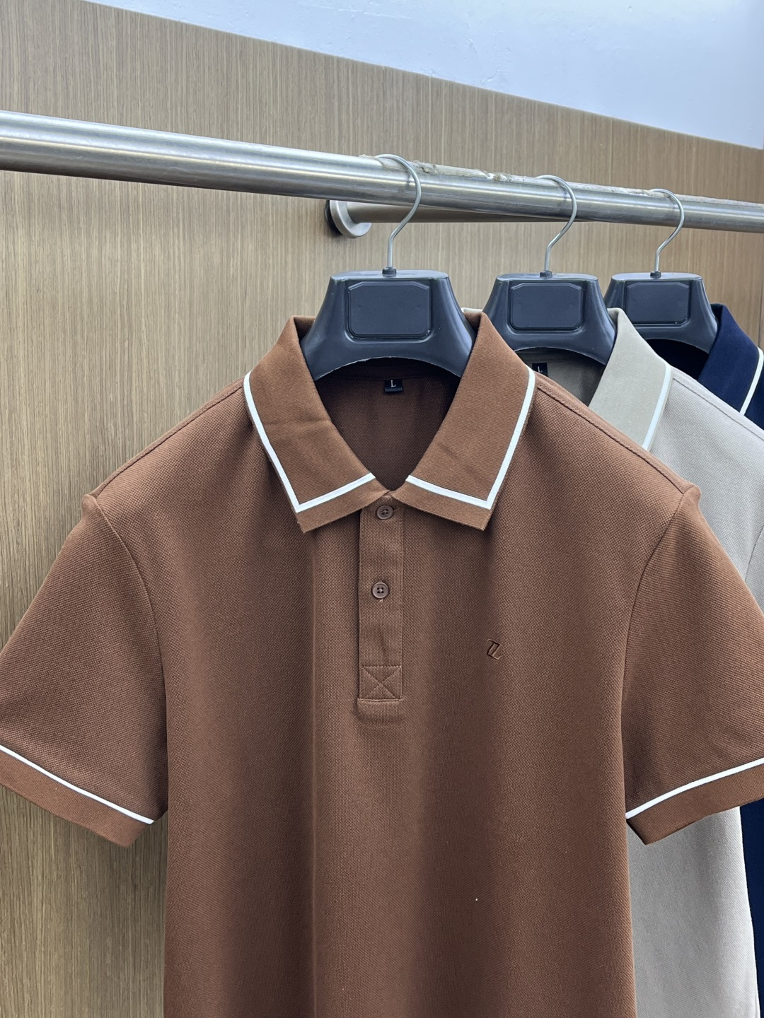 早春 ZZ 🔥🔥早春新款男士标识短袖Polo衫，延续经典商务休闲翻领POLO恤.该款Polo衫采用丝光双
