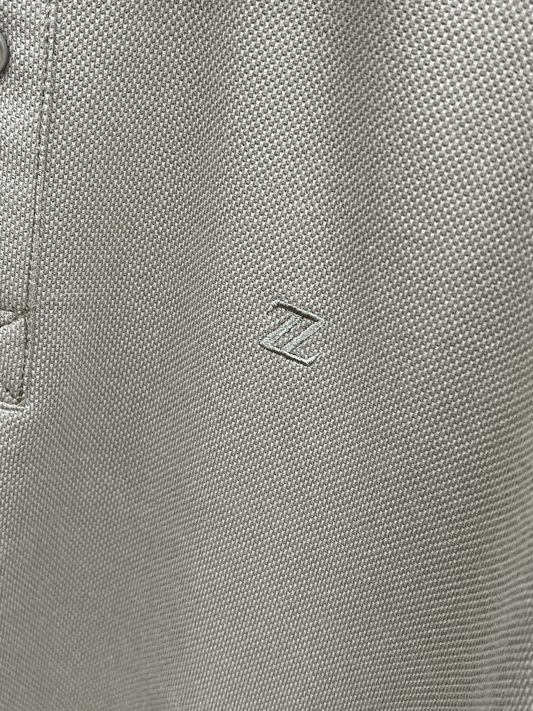 早春 ZZ 🔥🔥早春新款男士标识短袖Polo衫，延续经典商务休闲翻领POLO恤.该款Polo衫采用丝光双