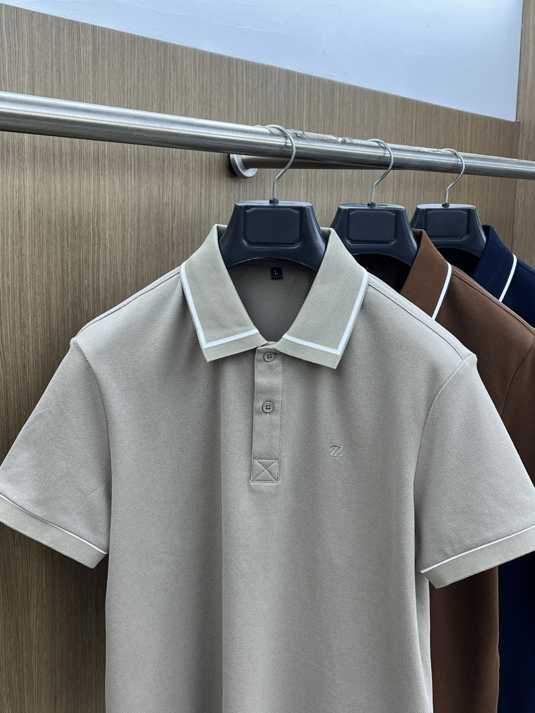 早春 ZZ 🔥🔥早春新款男士标识短袖Polo衫，延续经典商务休闲翻领POLO恤.该款Polo衫采用丝光双