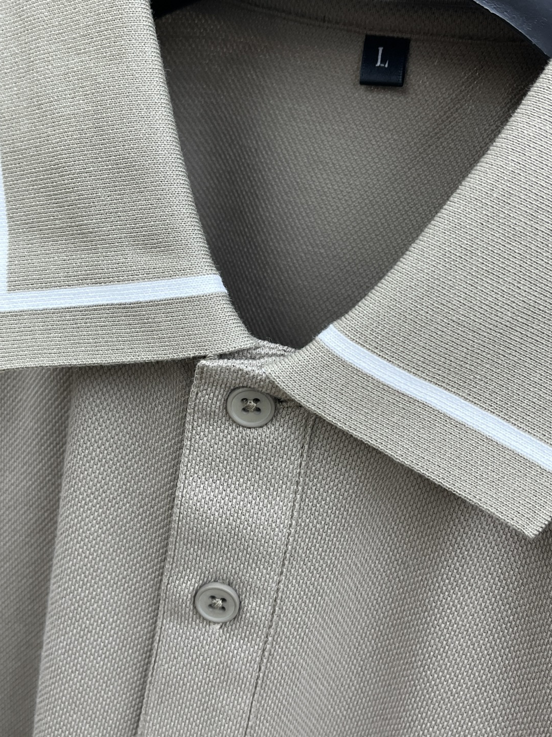 早春 ZZ 🔥🔥早春新款男士标识短袖Polo衫，延续经典商务休闲翻领POLO恤.该款Polo衫采用丝光双