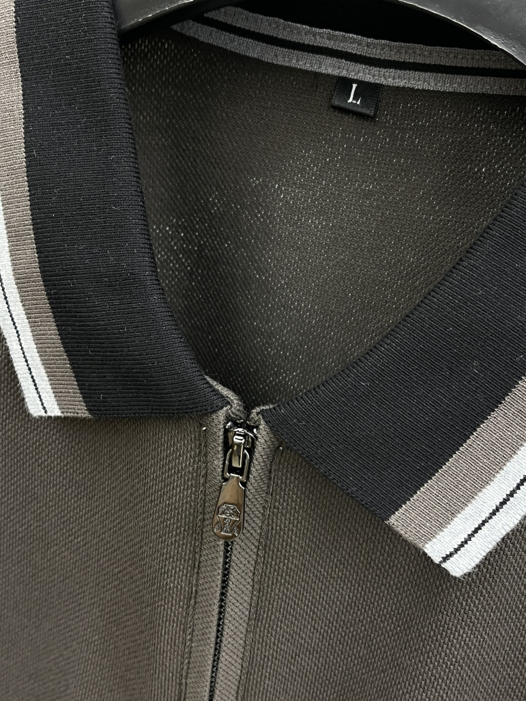 早春 Bc 🔥🔥早春新款男士标识短袖Polo衫，延续经典商务休闲翻领POLO恤.该款Polo衫采用丝光双