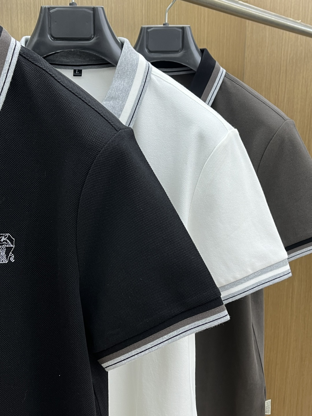 早春 Bc 🔥🔥早春新款男士标识短袖Polo衫，延续经典商务休闲翻领POLO恤.该款Polo衫采用丝光双