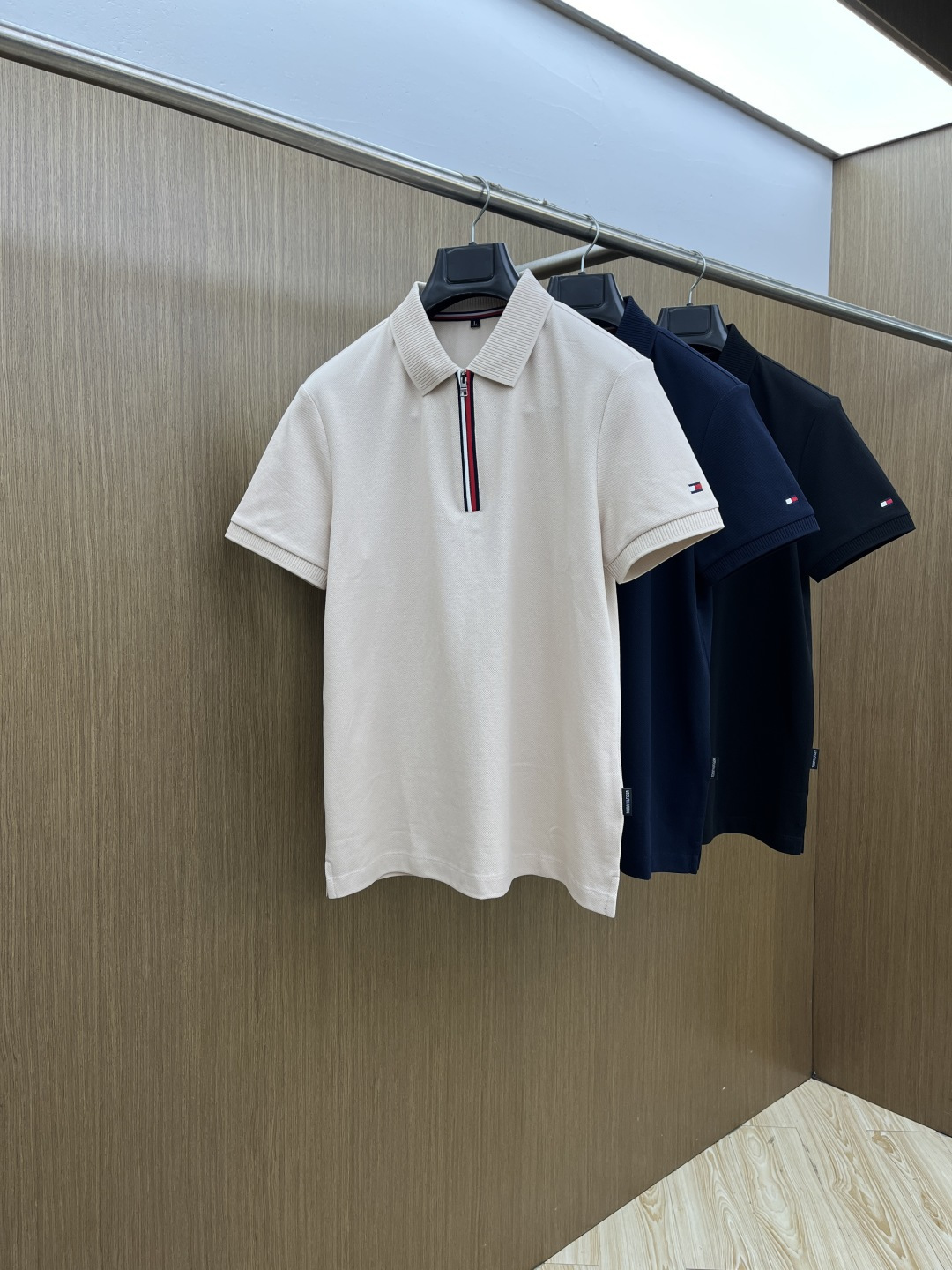 早春 TMOY 🔥🔥早春新款男士标识短袖Polo衫，延续经典商务休闲翻领POLO恤.该款Polo衫采用丝