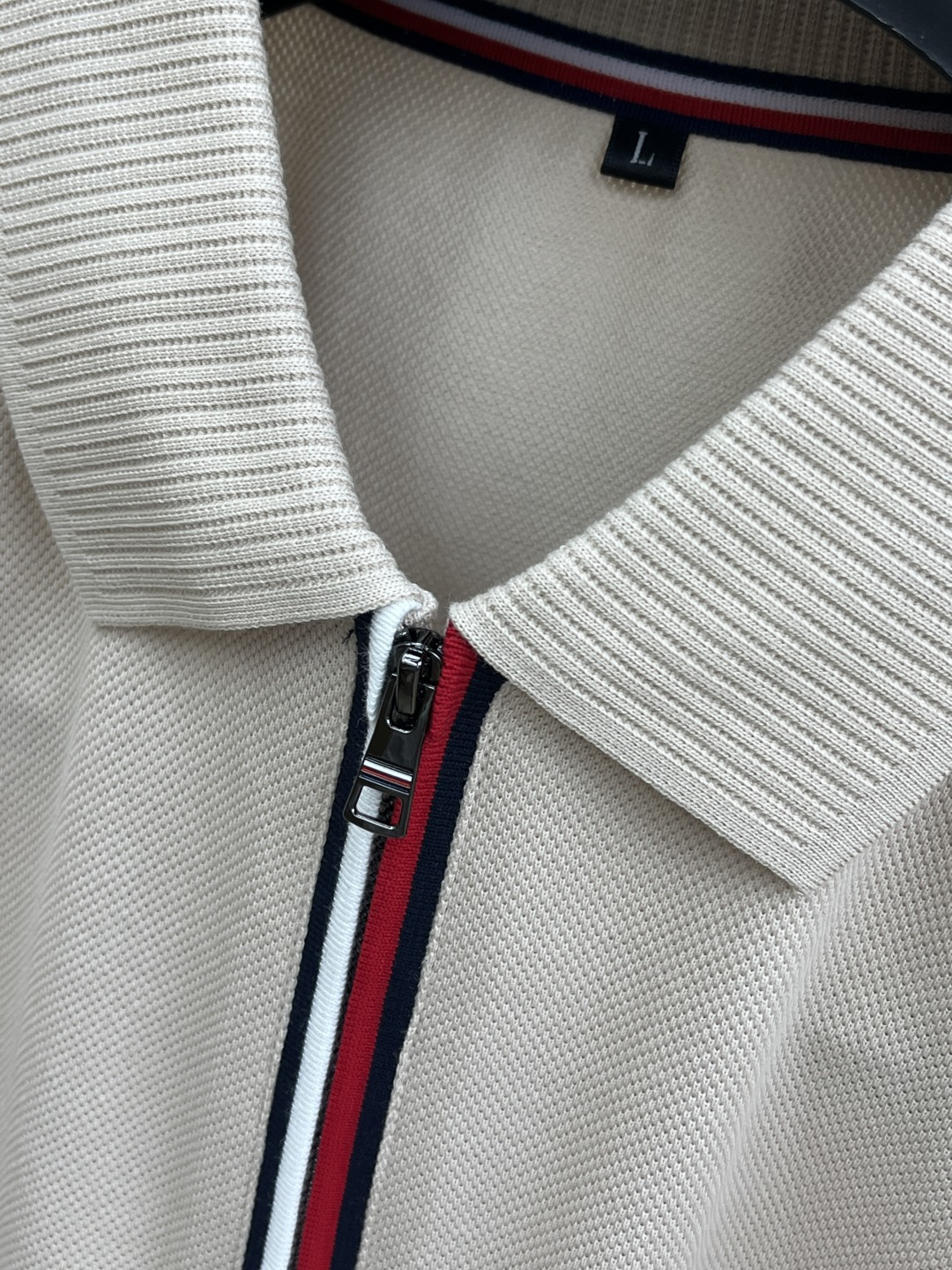 早春 TMOY 🔥🔥早春新款男士标识短袖Polo衫，延续经典商务休闲翻领POLO恤.该款Polo衫采用丝