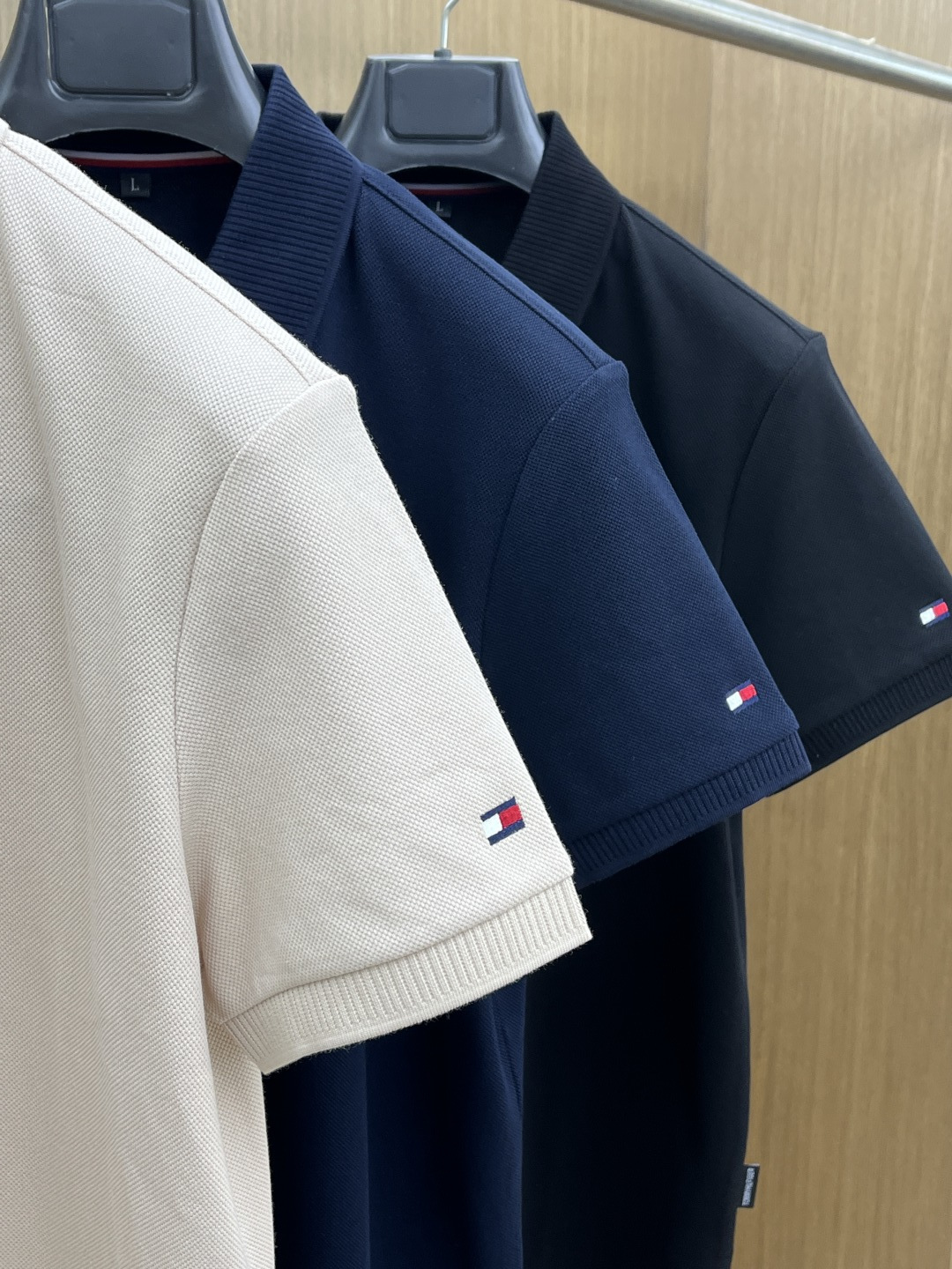 早春 TMOY 🔥🔥早春新款男士标识短袖Polo衫，延续经典商务休闲翻领POLO恤.该款Polo衫采用丝