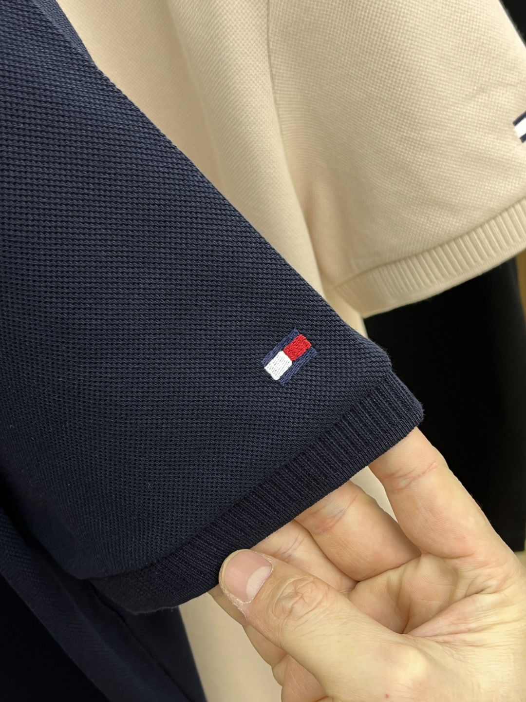 早春 TMOY 🔥🔥早春新款男士标识短袖Polo衫，延续经典商务休闲翻领POLO恤.该款Polo衫采用丝