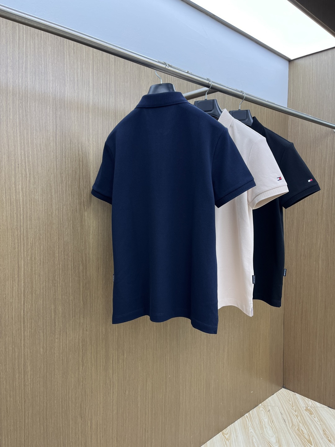 早春 TMOY 🔥🔥早春新款男士标识短袖Polo衫，延续经典商务休闲翻领POLO恤.该款Polo衫采用丝
