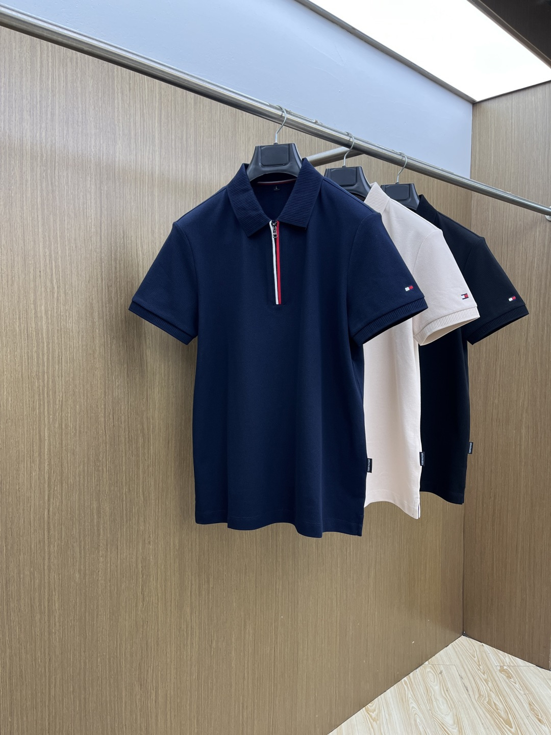 早春 TMOY 🔥🔥早春新款男士标识短袖Polo衫，延续经典商务休闲翻领POLO恤.该款Polo衫采用丝