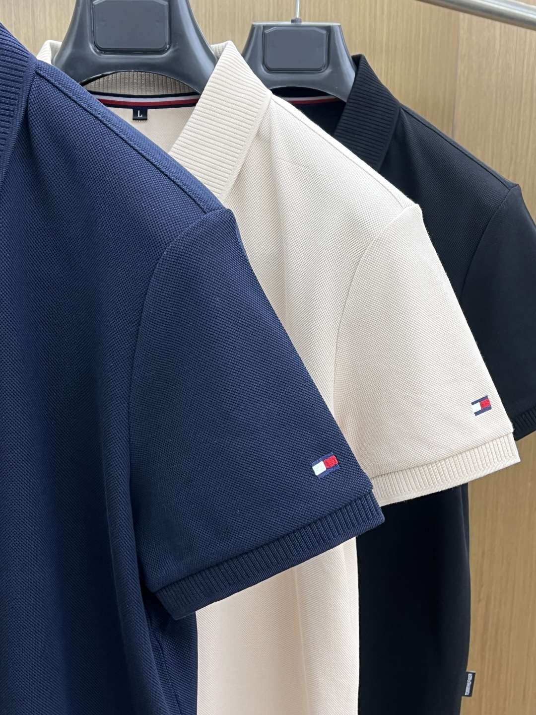 早春 TMOY 🔥🔥早春新款男士标识短袖Polo衫，延续经典商务休闲翻领POLO恤.该款Polo衫采用丝