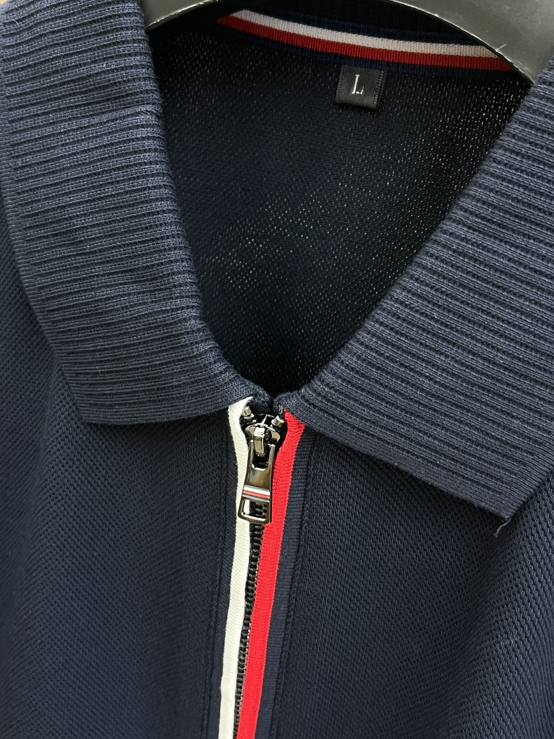 早春 TMOY 🔥🔥早春新款男士标识短袖Polo衫，延续经典商务休闲翻领POLO恤.该款Polo衫采用丝