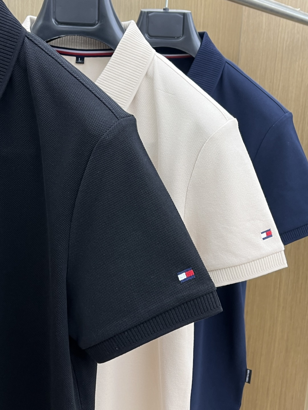 早春 TMOY 🔥🔥早春新款男士标识短袖Polo衫，延续经典商务休闲翻领POLO恤.该款Polo衫采用丝