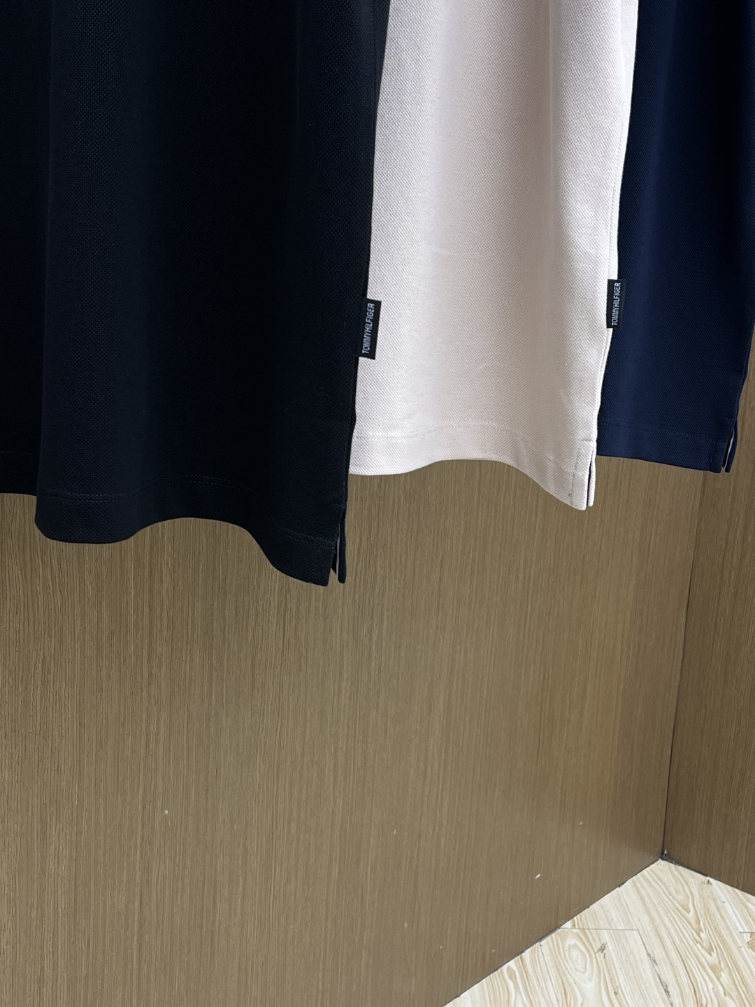 早春 TMOY 🔥🔥早春新款男士标识短袖Polo衫，延续经典商务休闲翻领POLO恤.该款Polo衫采用丝