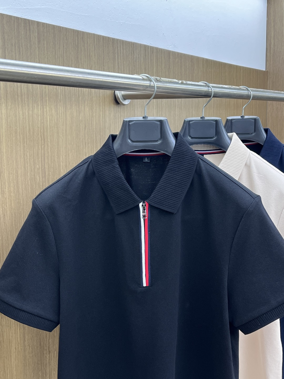 早春 TMOY 🔥🔥早春新款男士标识短袖Polo衫，延续经典商务休闲翻领POLO恤.该款Polo衫采用丝