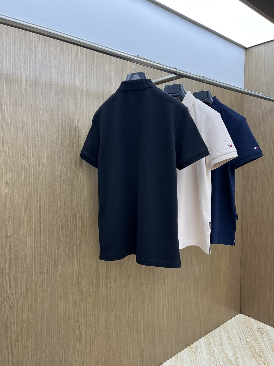 早春 TMOY 🔥🔥早春新款男士标识短袖Polo衫，延续经典商务休闲翻领POLO恤.该款Polo衫采用丝