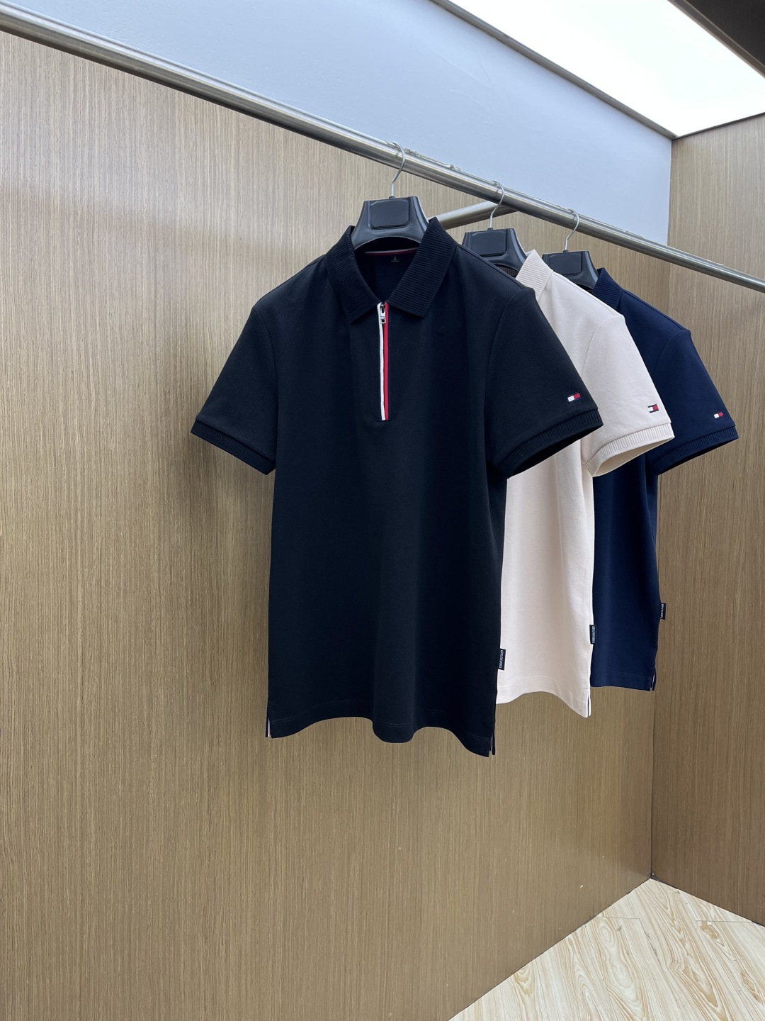早春 TMOY 🔥🔥早春新款男士标识短袖Polo衫，延续经典商务休闲翻领POLO恤.该款Polo衫采用丝