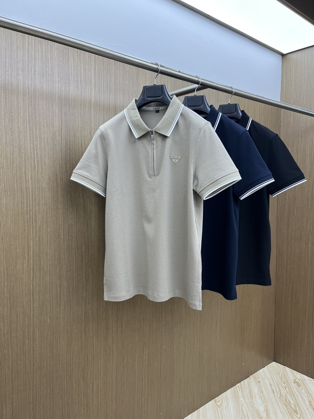 早春 PD 🔥🔥早春新款男士标识短袖Polo衫，延续经典商务休闲翻领POLO恤.该款Polo衫采用丝光双