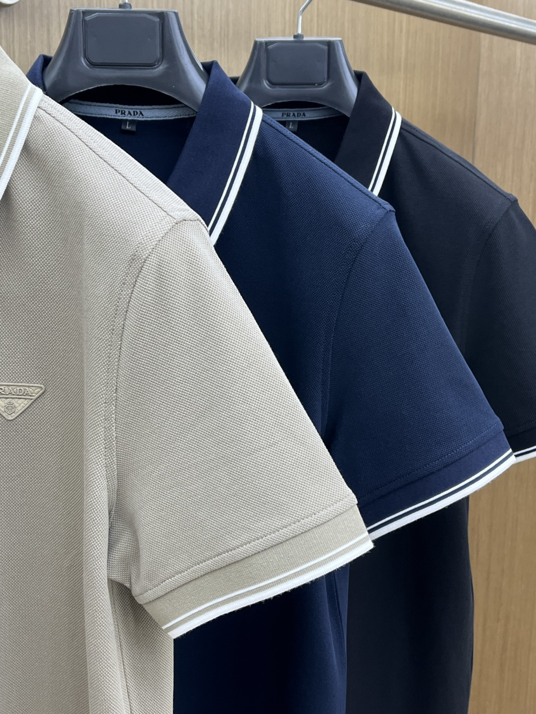 早春 PD 🔥🔥早春新款男士标识短袖Polo衫，延续经典商务休闲翻领POLO恤.该款Polo衫采用丝光双