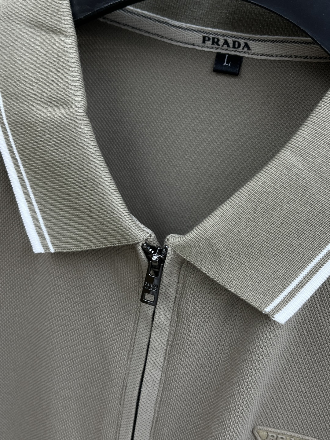 早春 PD 🔥🔥早春新款男士标识短袖Polo衫，延续经典商务休闲翻领POLO恤.该款Polo衫采用丝光双