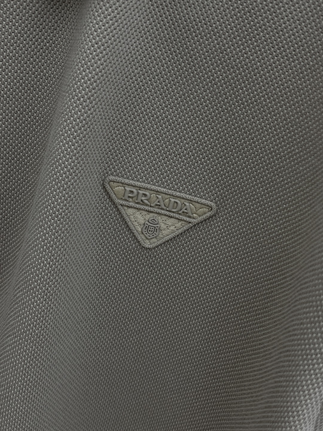 早春 PD 🔥🔥早春新款男士标识短袖Polo衫，延续经典商务休闲翻领POLO恤.该款Polo衫采用丝光双