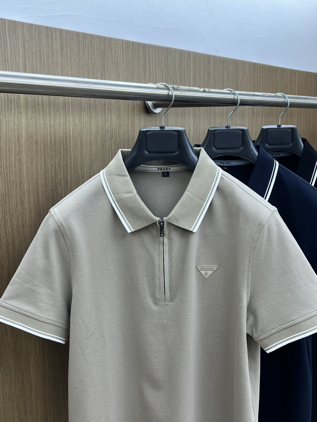 早春 PD 🔥🔥早春新款男士标识短袖Polo衫，延续经典商务休闲翻领POLO恤.该款Polo衫采用丝光双