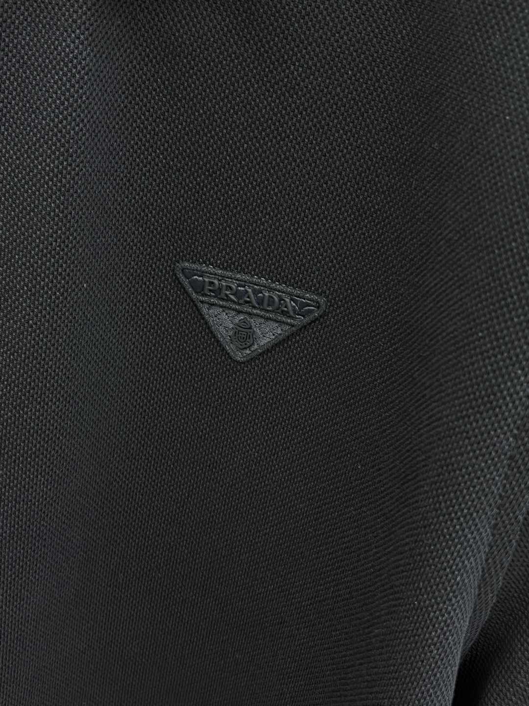 早春 PD 🔥🔥早春新款男士标识短袖Polo衫，延续经典商务休闲翻领POLO恤.该款Polo衫采用丝光双