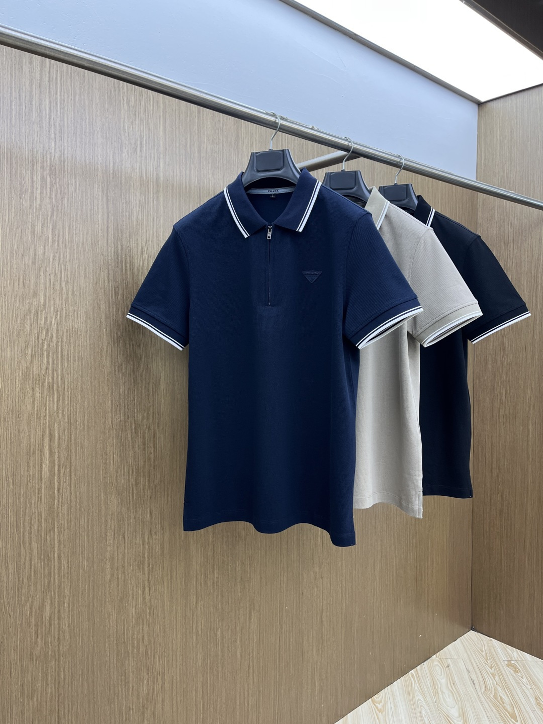 早春 PD 🔥🔥早春新款男士标识短袖Polo衫，延续经典商务休闲翻领POLO恤.该款Polo衫采用丝光双