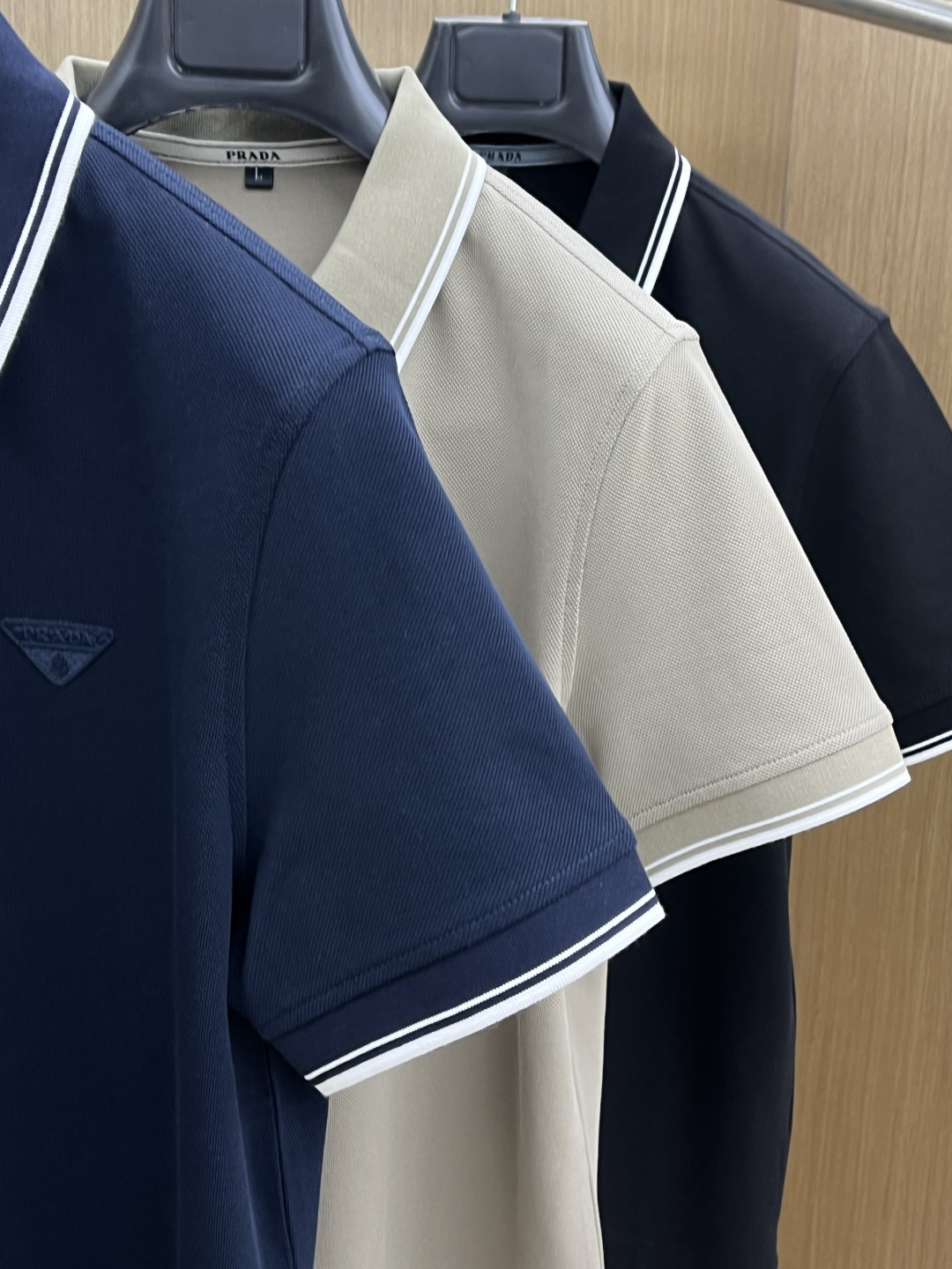 早春 PD 🔥🔥早春新款男士标识短袖Polo衫，延续经典商务休闲翻领POLO恤.该款Polo衫采用丝光双