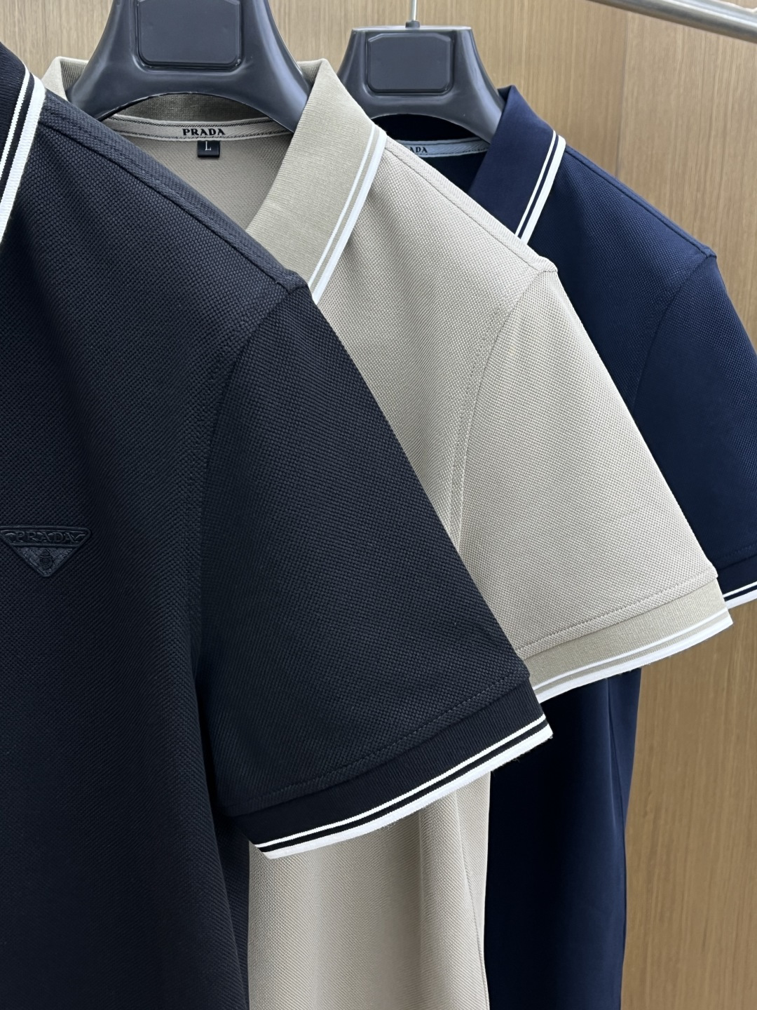 早春 PD 🔥🔥早春新款男士标识短袖Polo衫，延续经典商务休闲翻领POLO恤.该款Polo衫采用丝光双