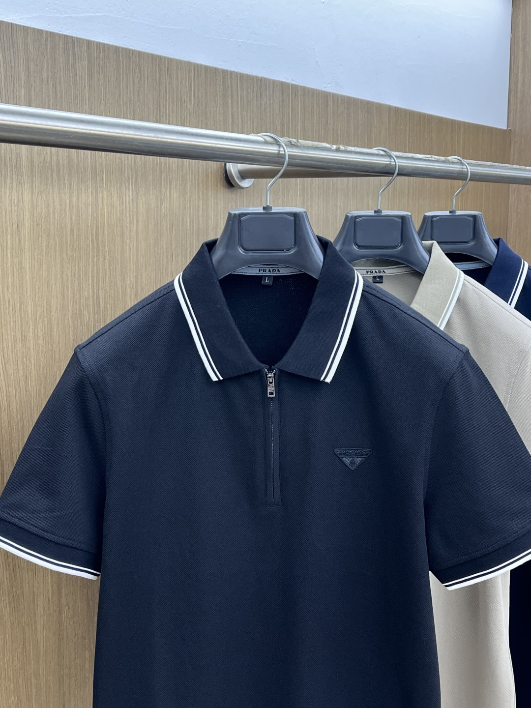 早春 PD 🔥🔥早春新款男士标识短袖Polo衫，延续经典商务休闲翻领POLO恤.该款Polo衫采用丝光双