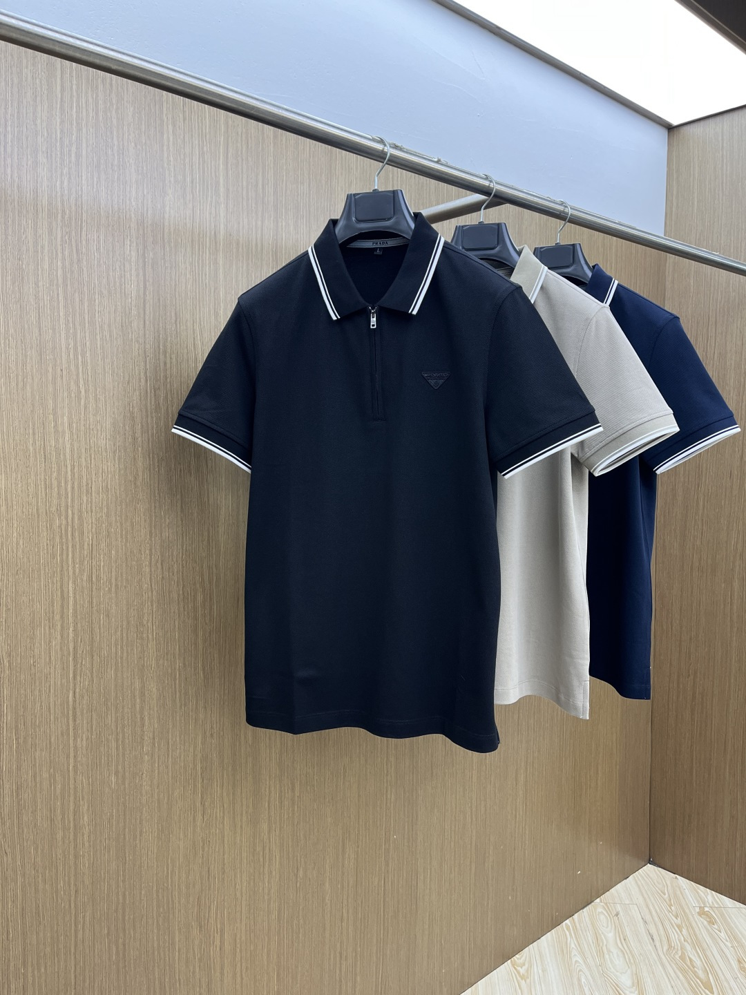 早春 PD 🔥🔥早春新款男士标识短袖Polo衫，延续经典商务休闲翻领POLO恤.该款Polo衫采用丝光双