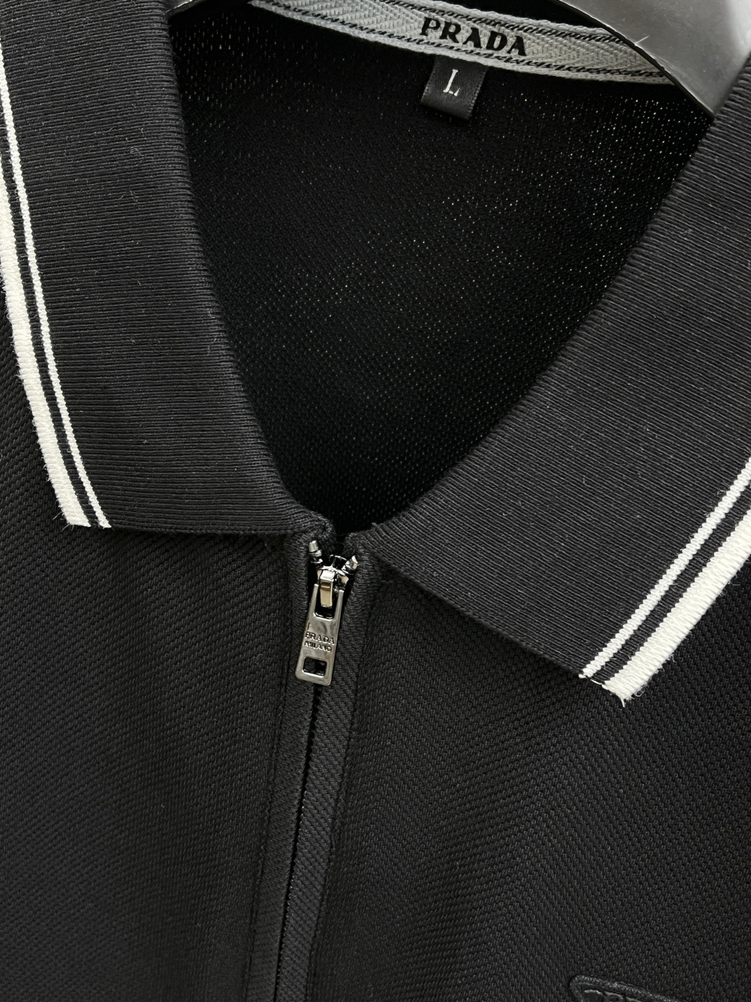 早春 PD 🔥🔥早春新款男士标识短袖Polo衫，延续经典商务休闲翻领POLO恤.该款Polo衫采用丝光双