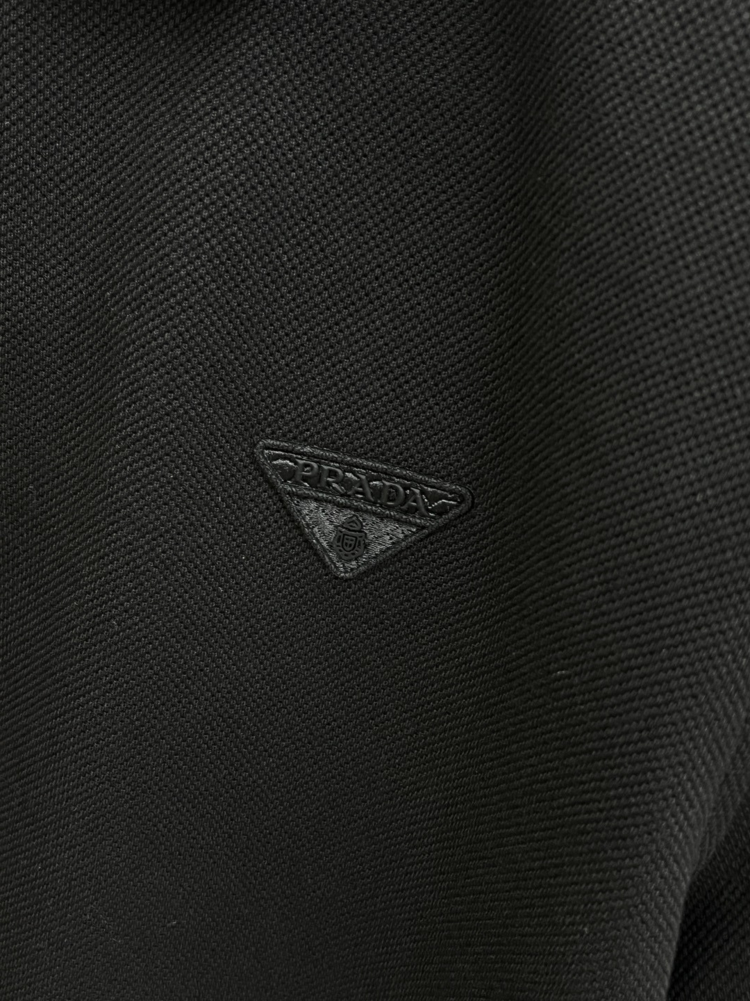 早春 PD 🔥🔥早春新款男士标识短袖Polo衫，延续经典商务休闲翻领POLO恤.该款Polo衫采用丝光双