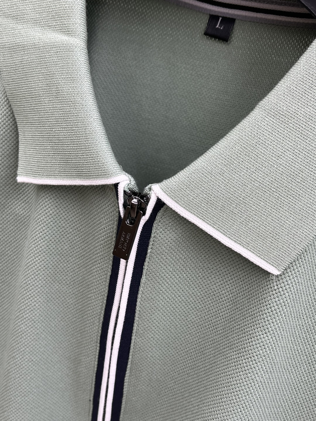 早春 AJ 🔥🔥早春新款男士标识短袖Polo衫，延续经典商务休闲翻领POLO恤.该款Polo衫采用丝光双