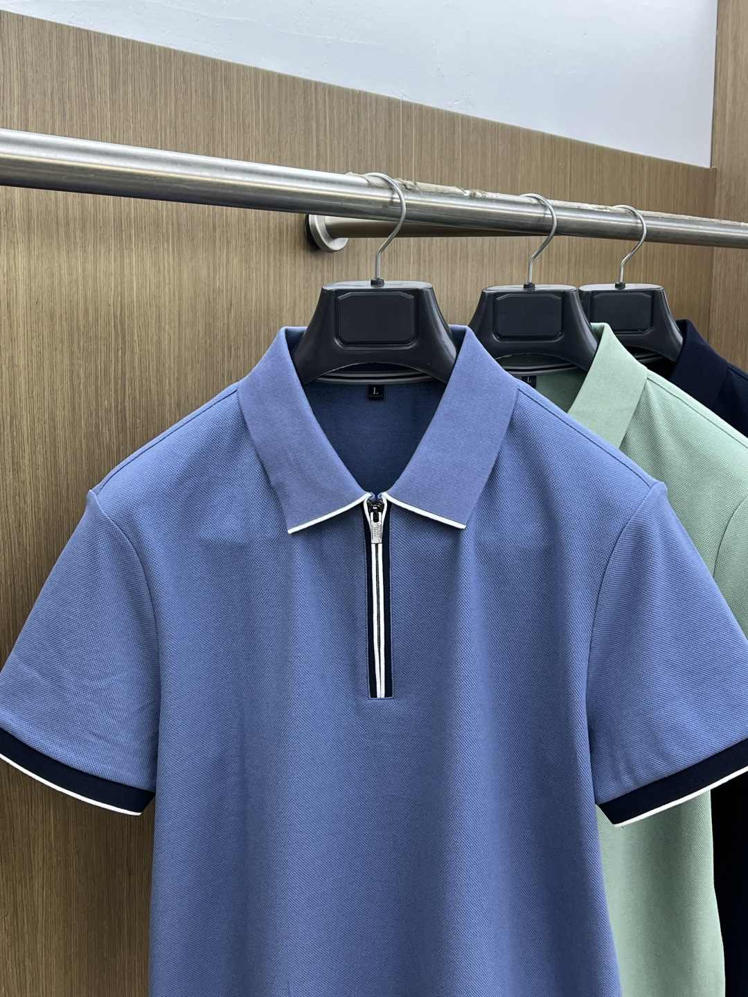 早春 AJ 🔥🔥早春新款男士标识短袖Polo衫，延续经典商务休闲翻领POLO恤.该款Polo衫采用丝光双