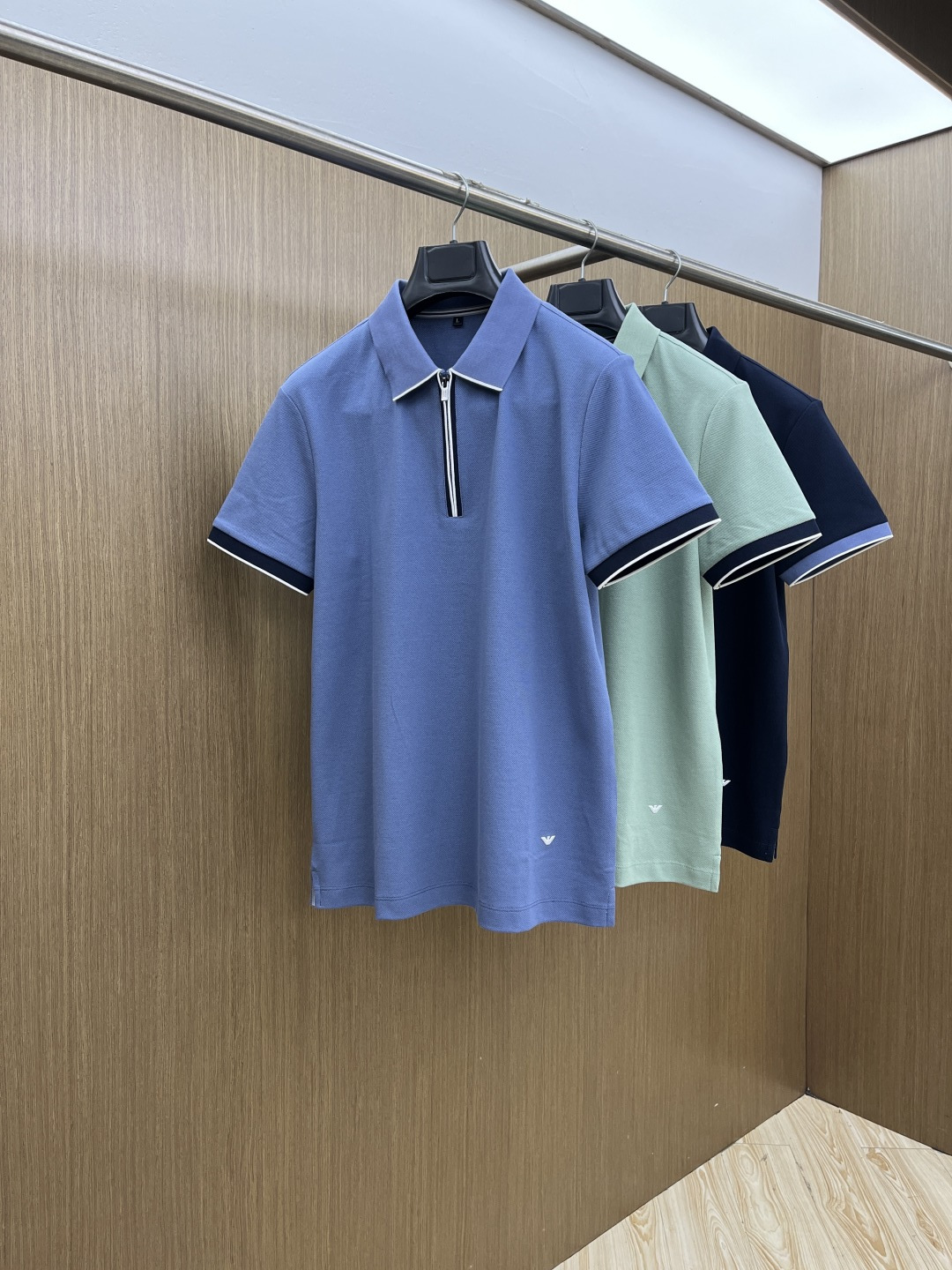 早春 AJ 🔥🔥早春新款男士标识短袖Polo衫，延续经典商务休闲翻领POLO恤.该款Polo衫采用丝光双