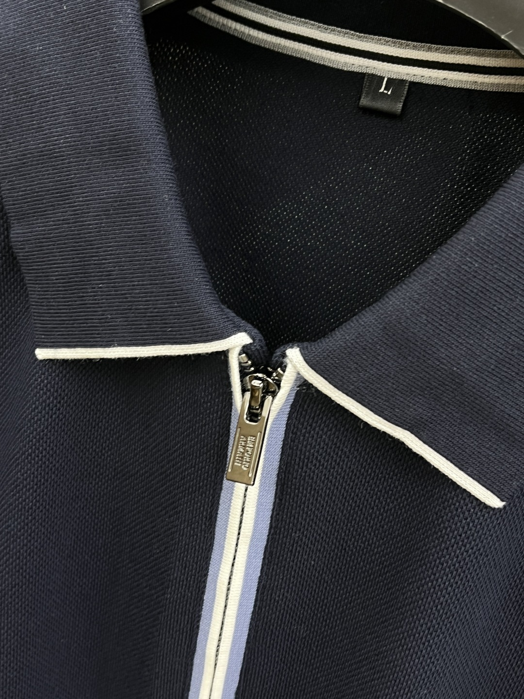 早春 AJ. 🔥🔥早春新款男士标识短袖Polo衫，延续经典商务休闲翻领POLO恤.该款Polo衫采用丝光