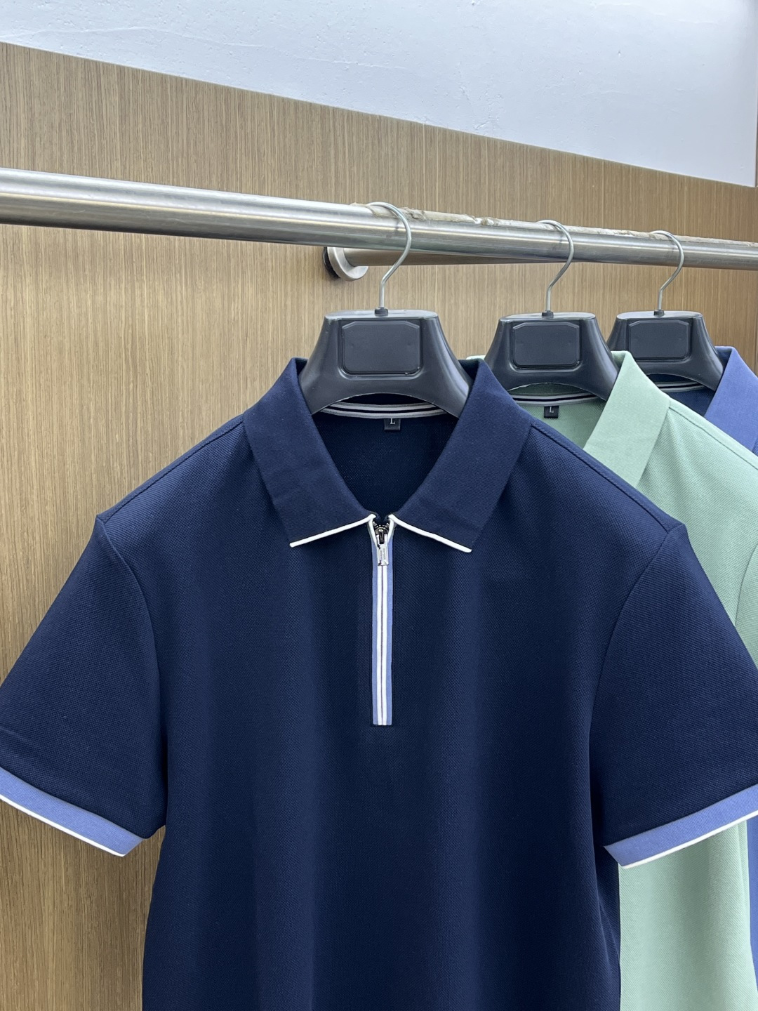 早春 AJ. 🔥🔥早春新款男士标识短袖Polo衫，延续经典商务休闲翻领POLO恤.该款Polo衫采用丝光