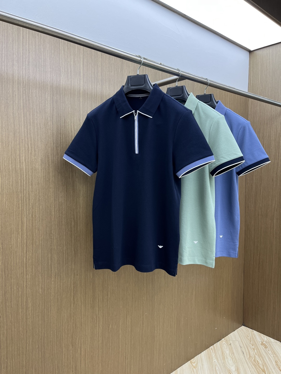 早春 AJ. 🔥🔥早春新款男士标识短袖Polo衫，延续经典商务休闲翻领POLO恤.该款Polo衫采用丝光