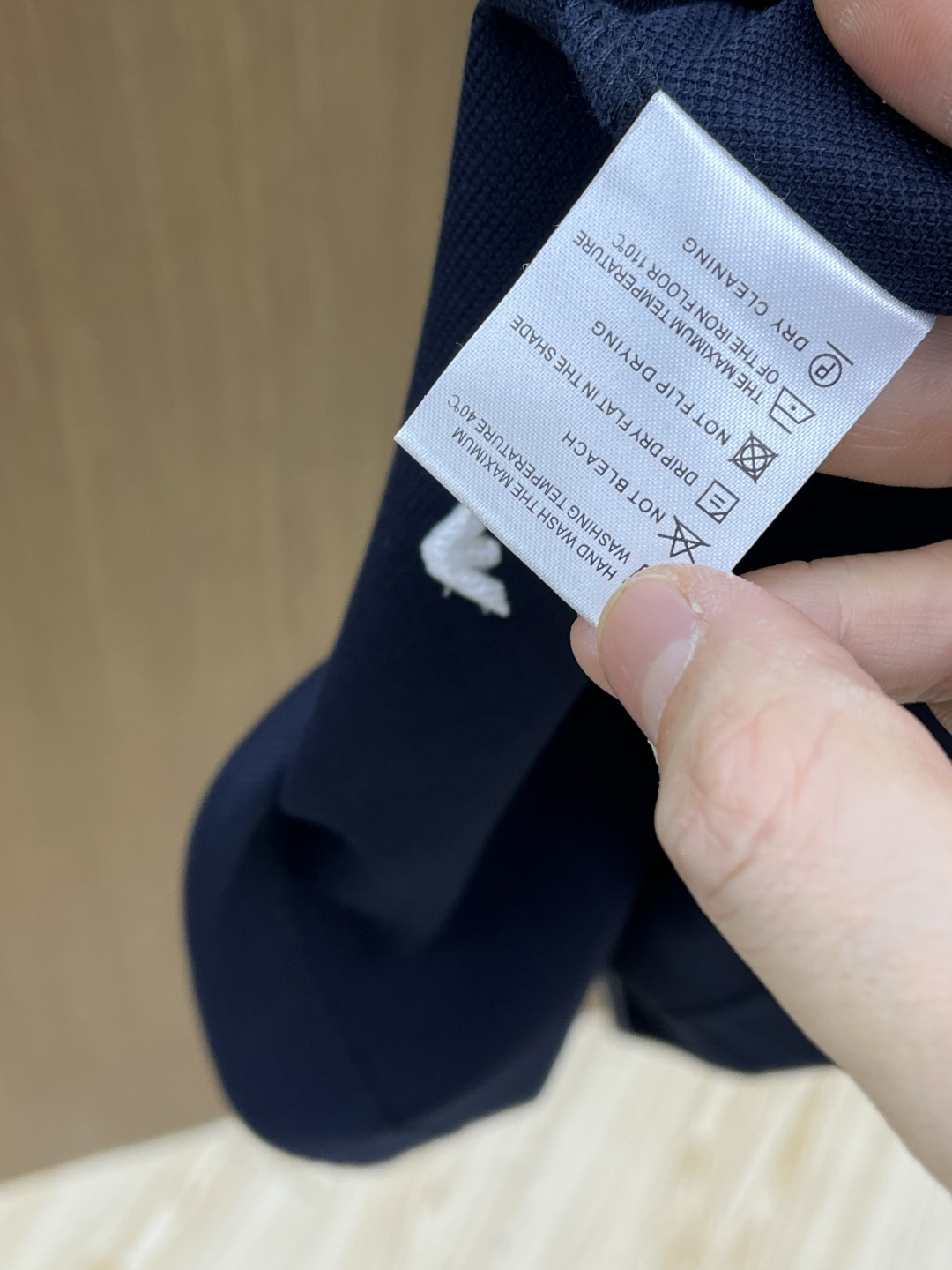 早春 AJ. 🔥🔥早春新款男士标识短袖Polo衫，延续经典商务休闲翻领POLO恤.该款Polo衫采用丝光