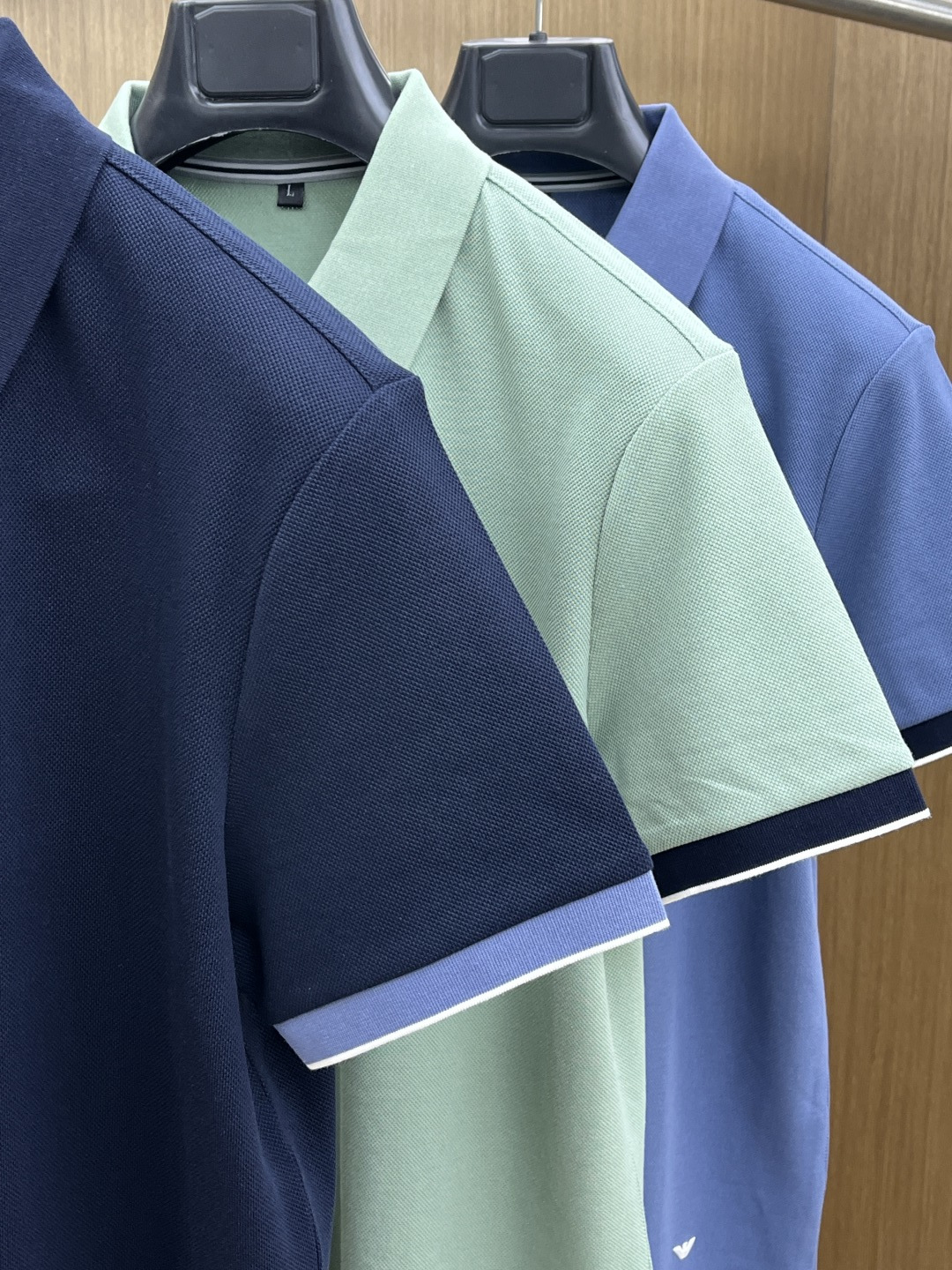 早春 AJ. 🔥🔥早春新款男士标识短袖Polo衫，延续经典商务休闲翻领POLO恤.该款Polo衫采用丝光