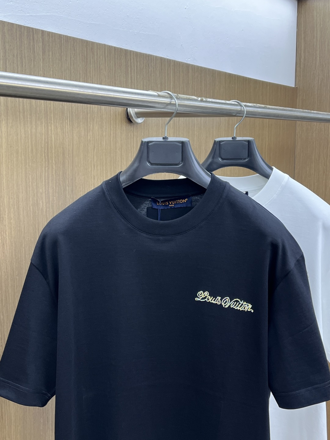 早春 LV 🔥🔥高级定制 2026春夏新款首发专柜最新款短袖圆领T恤 高端订制 设计前卫时尚！品牌log