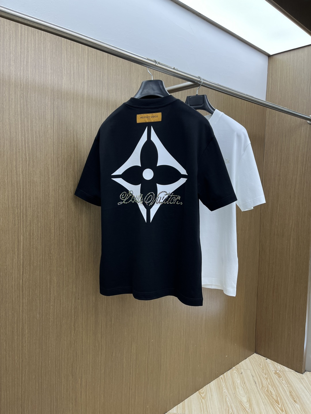 早春 LV 🔥🔥高级定制 2026春夏新款首发专柜最新款短袖圆领T恤 高端订制 设计前卫时尚！品牌log