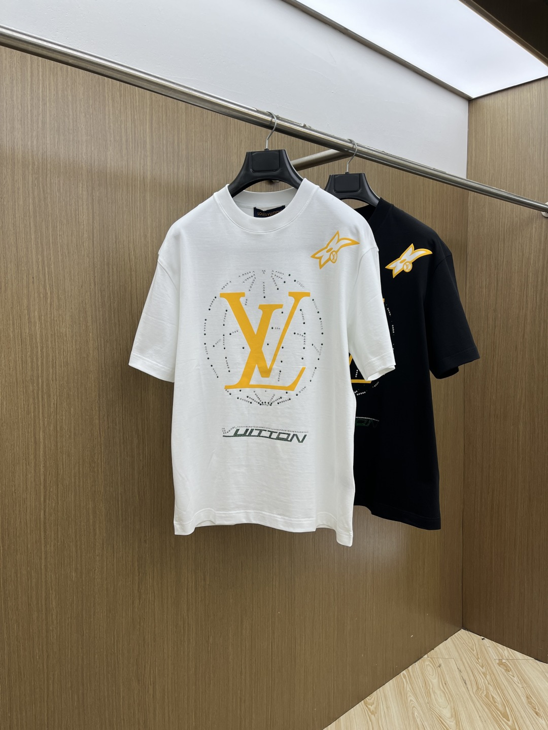 早春 LV 🔥🔥高级定制 2026春夏新款首发专柜最新款短袖圆领T恤 高端订制 设计前卫时尚！品牌log