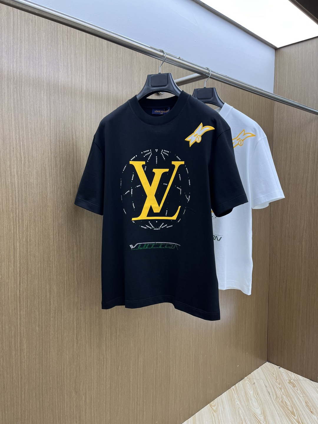 早春 LV 🔥🔥高级定制 2026春夏新款首发专柜最新款短袖圆领T恤 高端订制 设计前卫时尚！品牌log