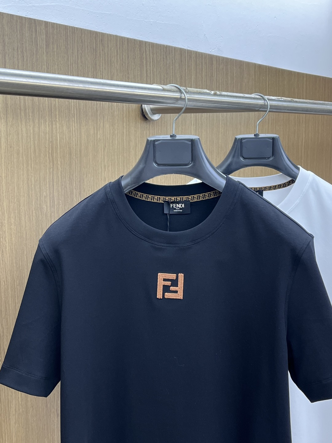 早春 FD 🔥🔥高级定制 2026春夏新款首发专柜最新款短袖圆领T恤 高端订制 设计前卫时尚！品牌log