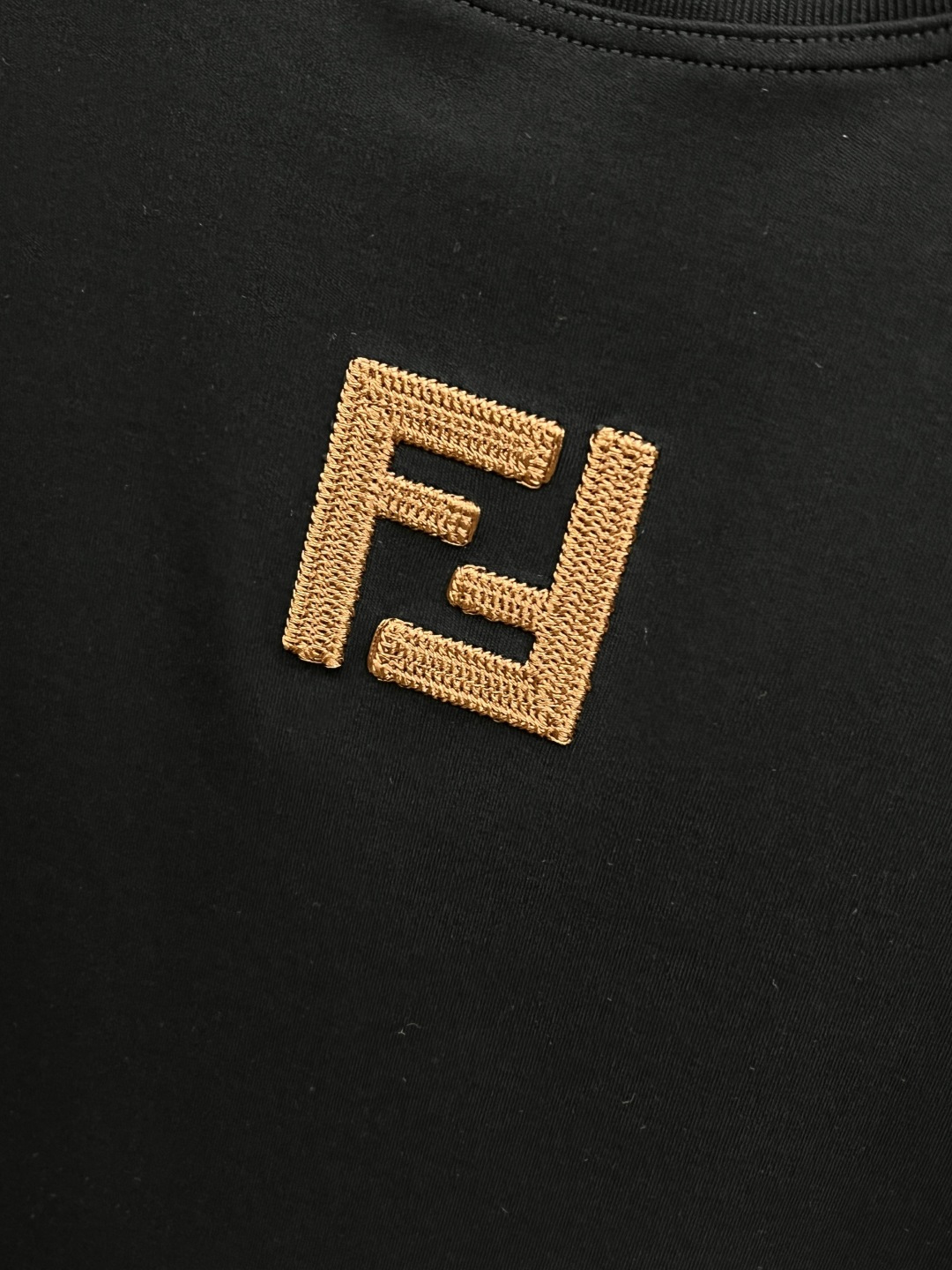早春 FD 🔥🔥高级定制 2026春夏新款首发专柜最新款短袖圆领T恤 高端订制 设计前卫时尚！品牌log