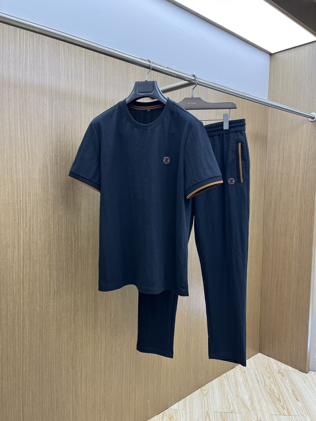 早春/套 Zz 🔥🔥春夏新款简约休闲套装 精选新疆长绒棉 纱线环保染色定型 面料洗水上身软软舒适 多元化