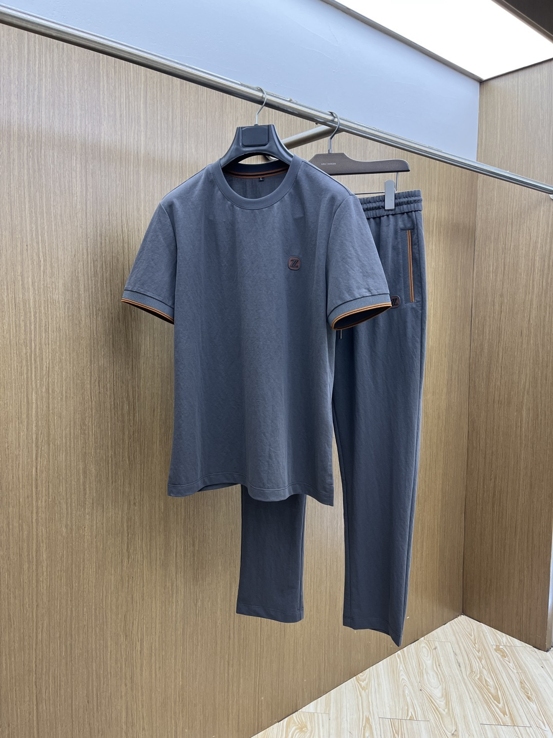 NO:735178,Early spring/set Zz 1956 spring and summer new simple casual suit. Selected Xinjiang long-staple cotton. The yarn is environmentally friendly and dyed. The fabric is washed and soft and comfortable. Diversified matching. In line with the current innovative trend of fashion. Collision of retro and modern elements. Extreme violent aesthetics. Fashion matching. Complete three standards. Same style for men and women. Size M-4XL jnb,,19860909早春/套 Zz 1956春夏新款简约休闲套装 精选新疆长绒棉 纱线环保染色定型 面料洗水上身软软舒适 多元化搭配 符合眼下时尚前沿的创新趋势 复古与现代化元素的碰撞 极端的暴力美学.时尚搭配 三标齐全 男女同款 尺码M-4XL  jnb,,,Men's clothing